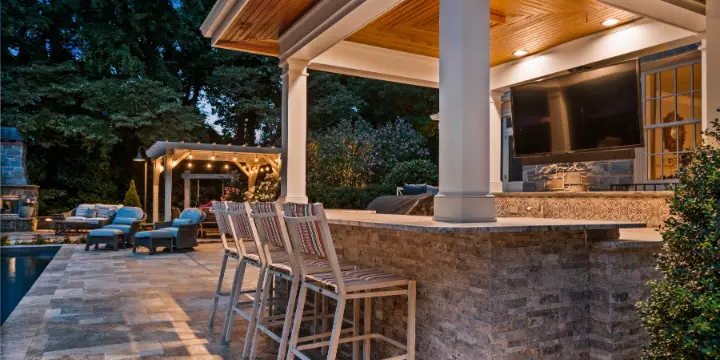 15 Outdoor Entertainment Features Perfect for Large Backyards